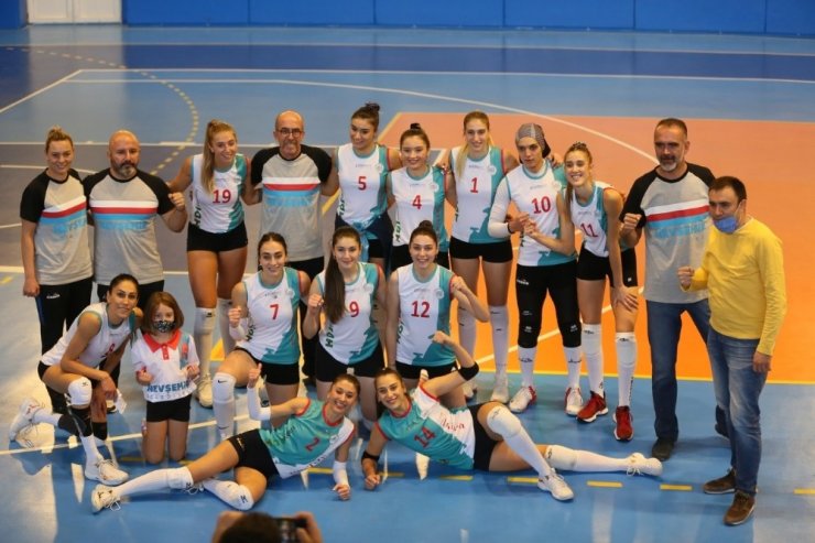 Nevşehir Belediyespor Kadın Voleybol takımı galibiyetle başladı