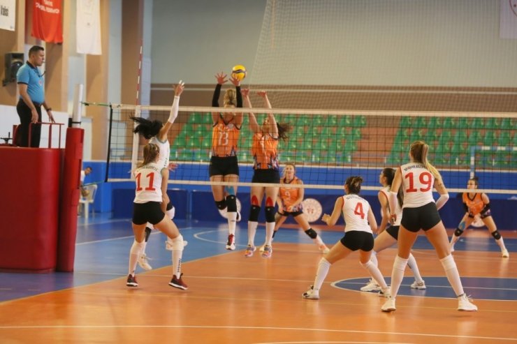 Nevşehir Belediyespor Kadın Voleybol takımı galibiyetle başladı