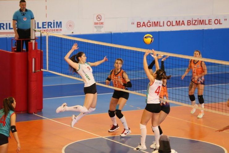 Nevşehir Belediyespor Kadın Voleybol takımı galibiyetle başladı