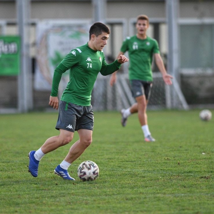 Bursaspor’un genç oyuncusu Vefa Temel’in sol ön çapraz bağları koptu
