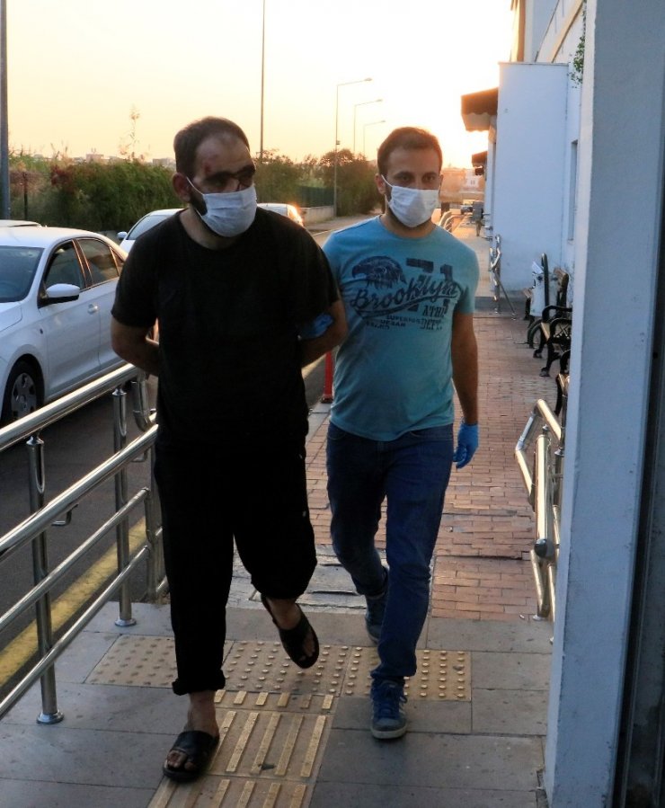 Polis aracına çarpıp kaçan uyuşturucu tacirleri tutuklandı