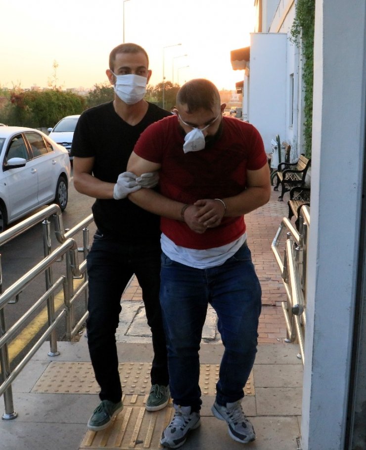 Polis aracına çarpıp kaçan uyuşturucu tacirleri tutuklandı