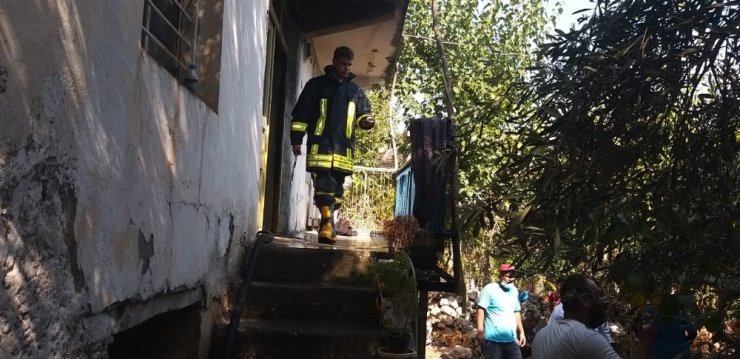 Evde çıkan yangına ilk müdahaleyi komşular yaptı