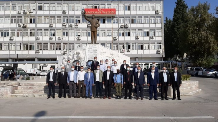 Muhtarlar çelenk bıraktı