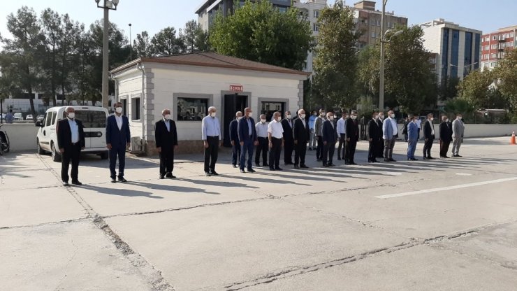 Muhtarlar çelenk bıraktı