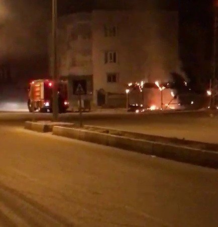 Gecenin karanlığını patlayan elektrik kabloları aydınlattı