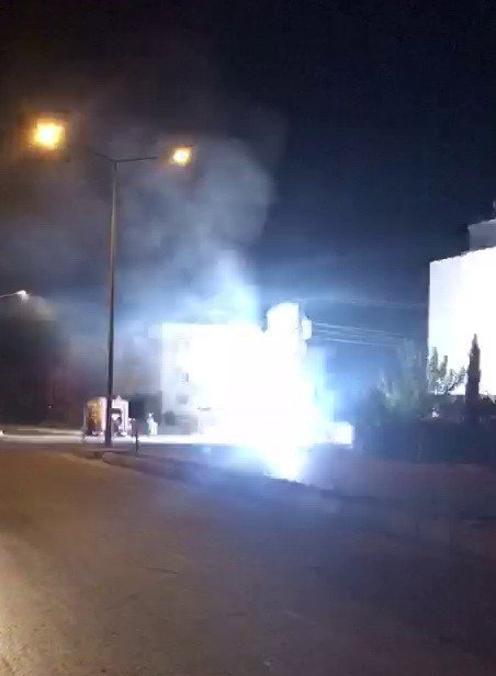Gecenin karanlığını patlayan elektrik kabloları aydınlattı