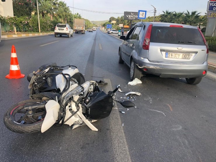 Duran otomobile arkadan çarpan motosiklet sürücüsü ağır yaralandı