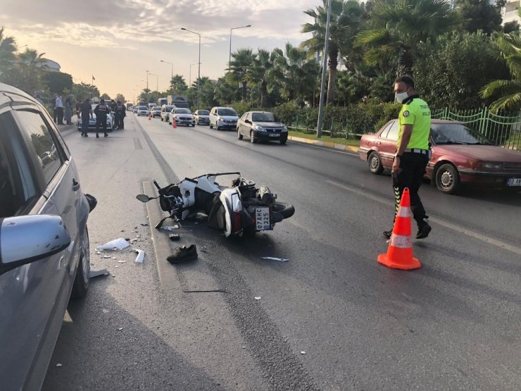 Duran otomobile arkadan çarpan motosiklet sürücüsü ağır yaralandı