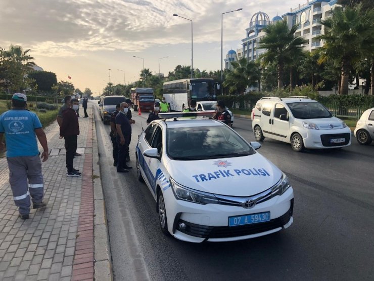 Duran otomobile arkadan çarpan motosiklet sürücüsü ağır yaralandı