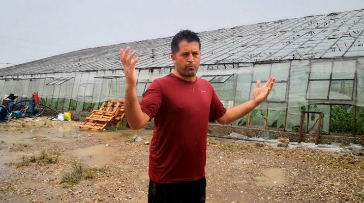 Kumluca’da dolu yağışı seralara zarar verdi