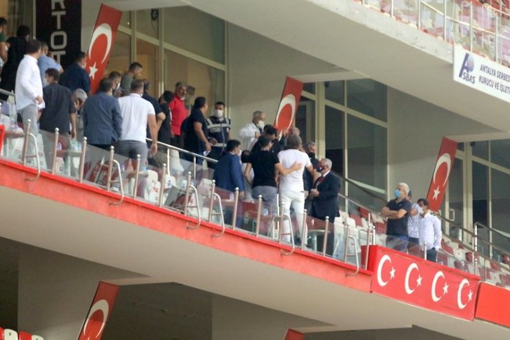 Protokol tribününde maç sonrası Sumudica gerginliği