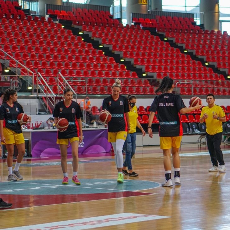 Bellona Kayseri, Nesibe Aydın önünde