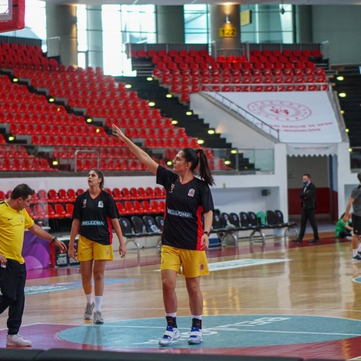 Bellona Kayseri, Nesibe Aydın önünde