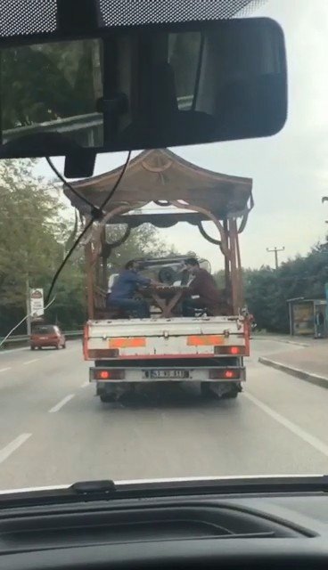 Şok eden görüntü...Seyir halindeki kamyonetin kasasında tavla keyfi