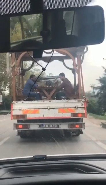 Şok eden görüntü...Seyir halindeki kamyonetin kasasında tavla keyfi