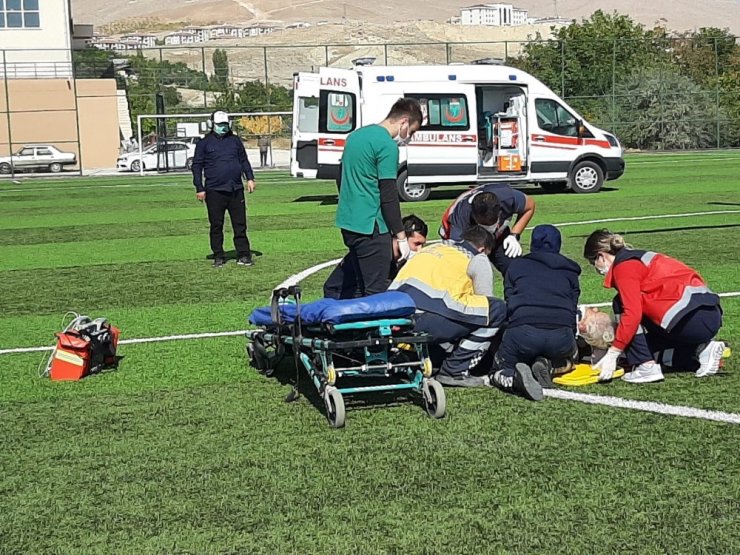 Çapa makinesinin devrilmesi sonucu yaralanan kadın için hava ambulansı