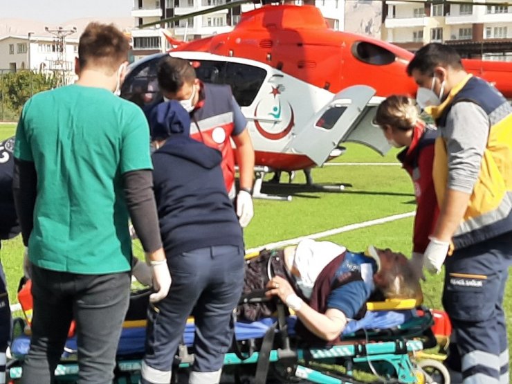 Çapa makinesinin devrilmesi sonucu yaralanan kadın için hava ambulansı