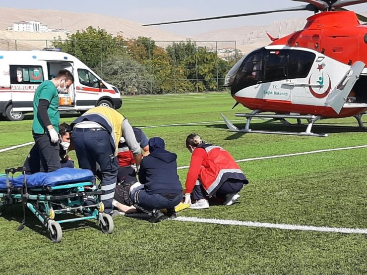 Çapa makinesinin devrilmesi sonucu yaralanan kadın için hava ambulansı