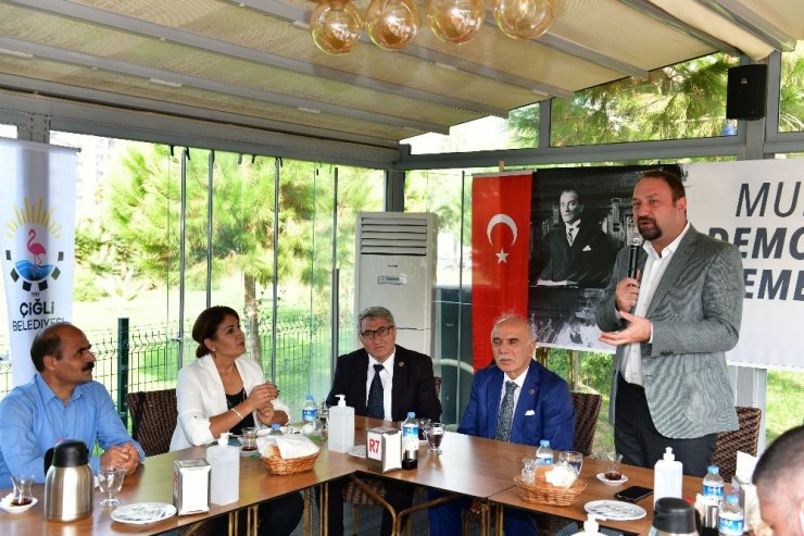 Başkan Utku Gümrükçü muhtarlarla buluştu