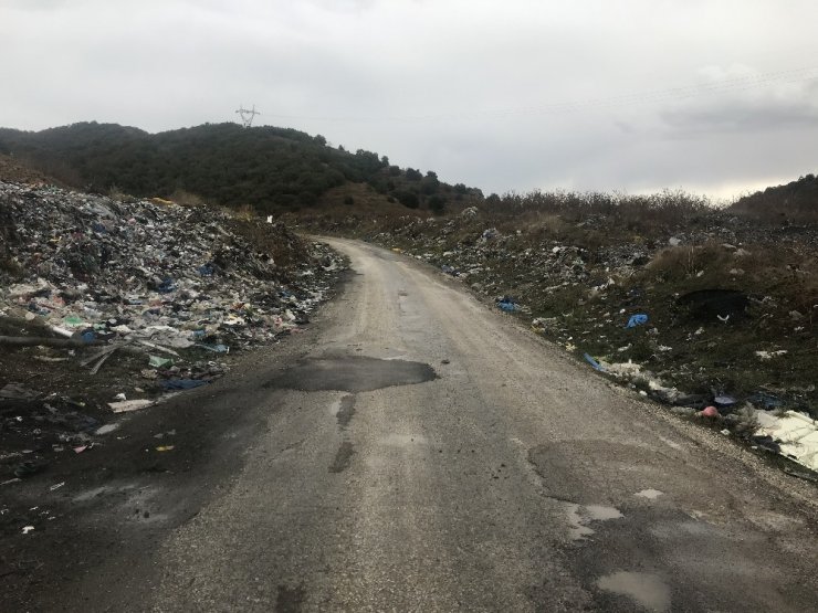 Yollarının genişletilip çöp alanının ıslah edilmesini bekliyorlar