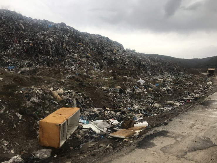 Yollarının genişletilip çöp alanının ıslah edilmesini bekliyorlar