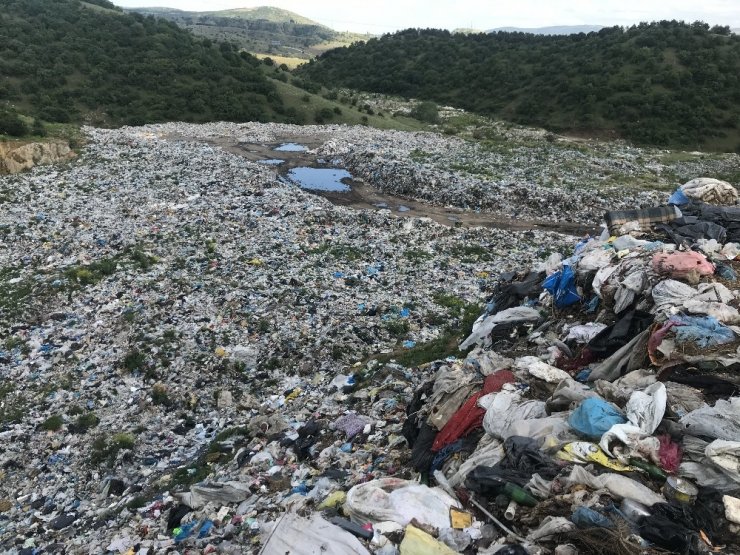 Yollarının genişletilip çöp alanının ıslah edilmesini bekliyorlar