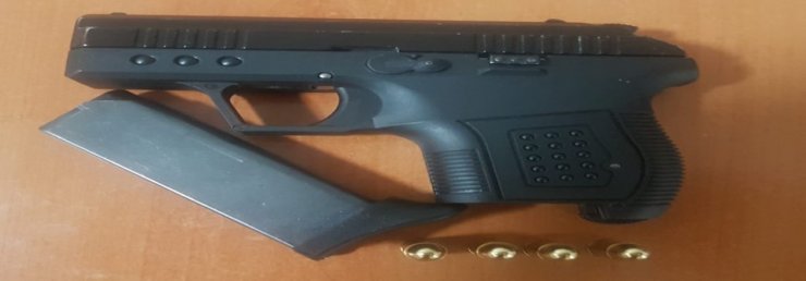 Denizli’de polisleri dinleyen şahısların üstünden 2 adet telsiz yakalandı