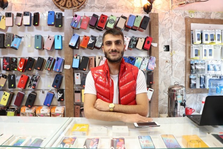 Çırağa tezgah kurup sıfır telefon çaldı, geriye dönüp dağıttığı reyonu topladı