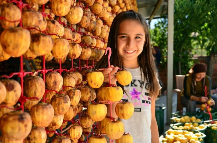Trabzon hurması sofraları süslemeye başladı