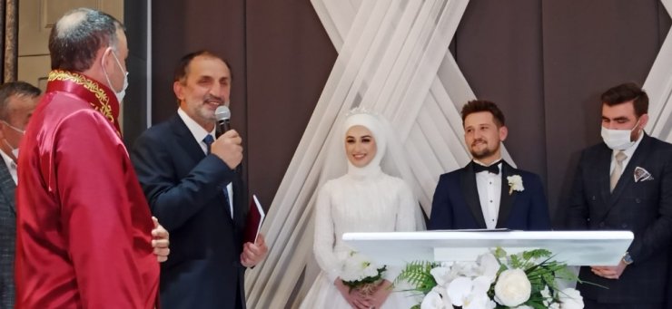 Belediye Başkanı Şahin kızına nikah cüzdanının kendisi verdi