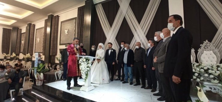 Belediye Başkanı Şahin kızına nikah cüzdanının kendisi verdi