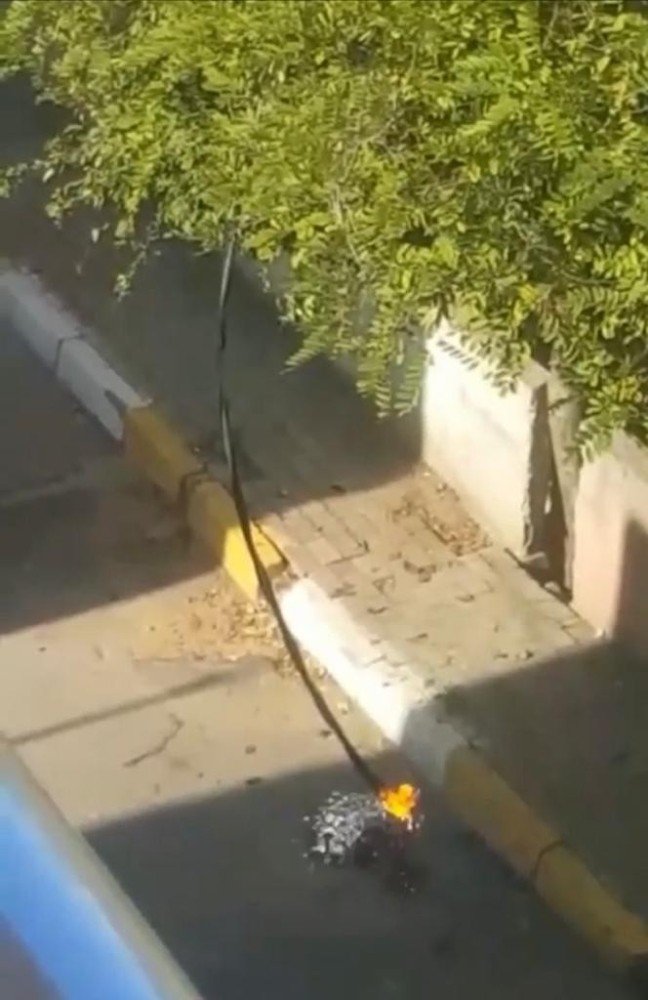 Elektrik kabloları bomba gibi patladı