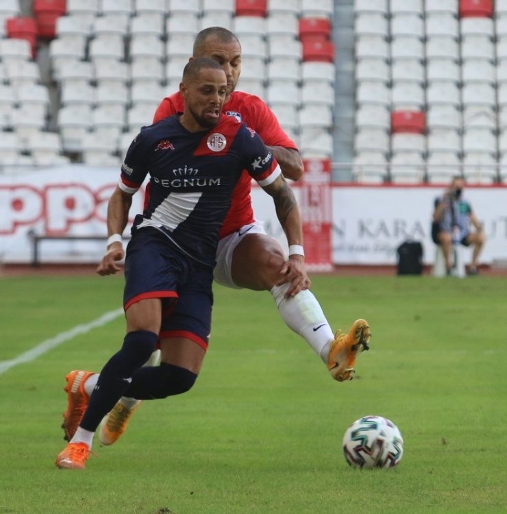 Antalyaspor’da Sidney Sam hem attı, hem atıldı