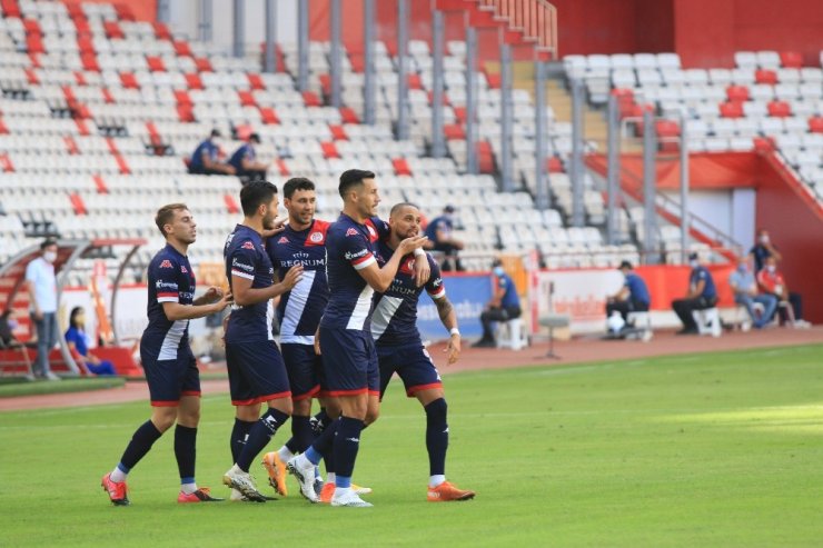 Antalyaspor’da Sidney Sam hem attı, hem atıldı