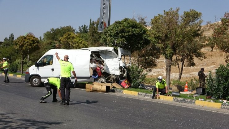 Park halinde olan ve freni boşalan kamyonet kamyona çarptı:1 yaralı