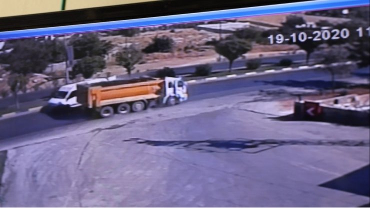 Park halinde olan ve freni boşalan kamyonet kamyona çarptı:1 yaralı