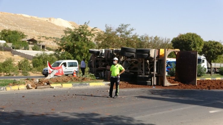 Park halinde olan ve freni boşalan kamyonet kamyona çarptı:1 yaralı