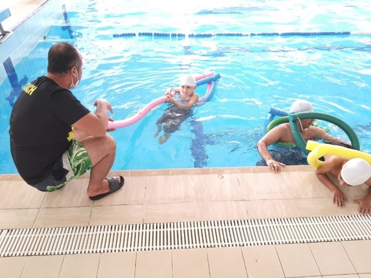 Adana’da 6 bin genç yüzme öğrendi