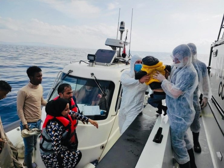 İzmir’de Yunan unsurları tarafından geri itilen 78 düzensiz göçmen kurtarıldı