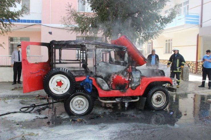 Park halindeki cip yanarak demir yığınına döndü