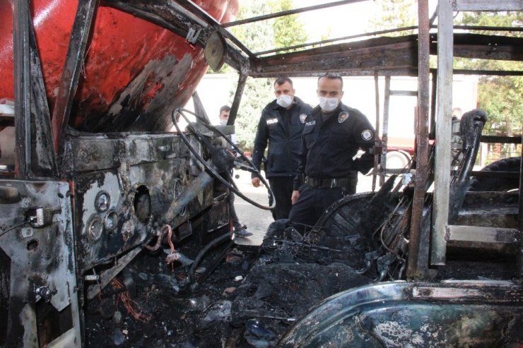 Park halindeki cip yanarak demir yığınına döndü