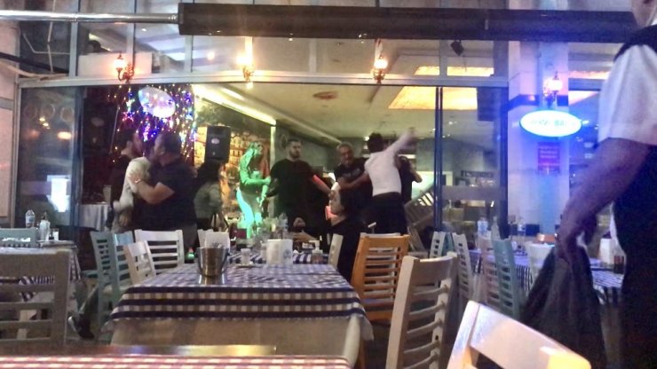 Eğlence mekanındaki kavgada ne maske ne mesafe...O anlar kamerada