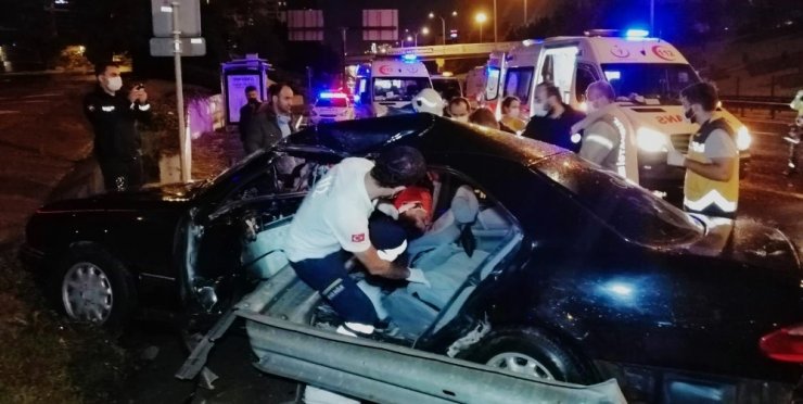 D-100’de otomobil bariyerlere girdi: 2 yaralı