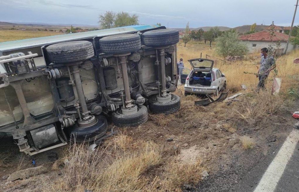 Konya’da hafriyat tırı ile otomobil çarpıştı! 2 yaralı