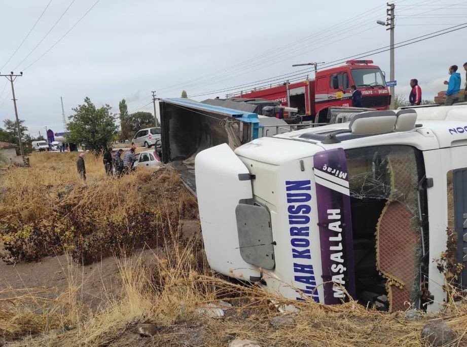 Konya’da hafriyat tırı ile otomobil çarpıştı! 2 yaralı
