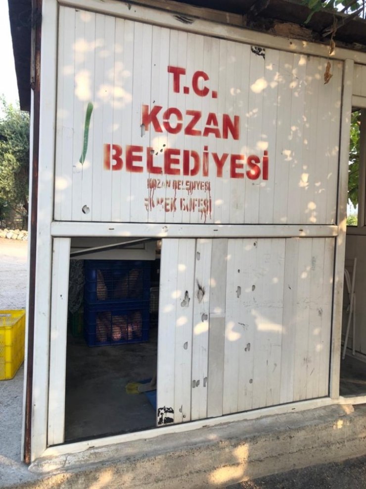 Kozan’da ekmek büfelerine saldırı