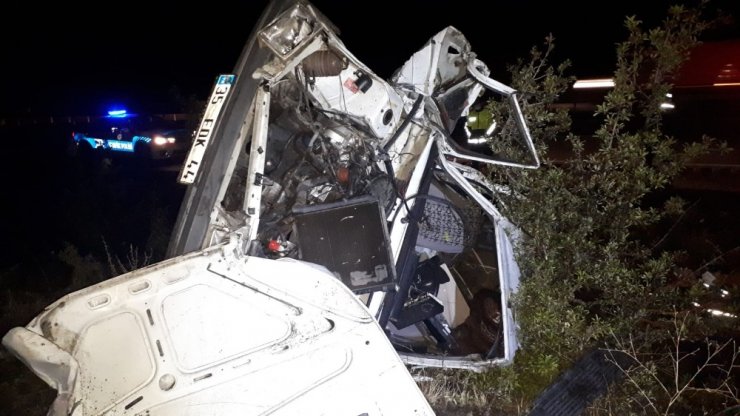 Kayganlaşan yolda kontrolden çıkan otomobil tarlaya uçtu: 1’i ağır 4 yaralı