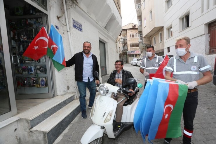 Nevşehir Belediyesi tarafından vatandaşlara Türk ve Azerbaycan bayrakları dağıtıldı