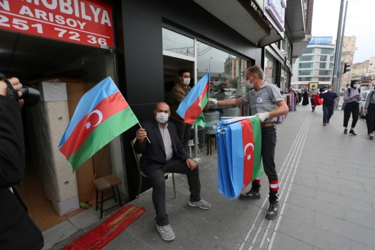 Nevşehir Belediyesi tarafından vatandaşlara Türk ve Azerbaycan bayrakları dağıtıldı